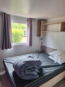 KOKUA VACANCES Mobil Homes Résidentiels camping 4 étoiles MIMIZAN PLAGE客房内的一张或多张床位