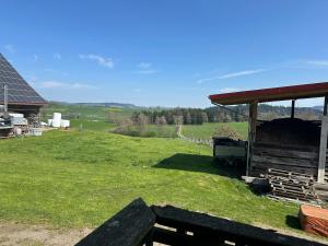 ein großes Feld mit einer Scheune und Asche in der Unterkunft Small paradise in Menznau + 13 Fotos
