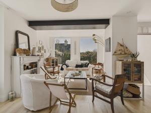 a living room with a lot of chairs and a table at Maison avec jardin pour 4 adultes et 2 enfants in Beg-Meil