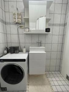 Ένα μπάνιο στο City Apartement mit Seeblick, TOPLAGE Stadtblick, Shopping & 1 Minute zum Bodensee