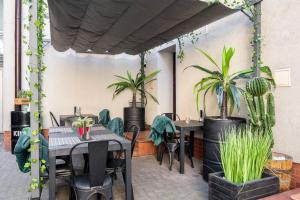 Reštaurácia alebo iné gastronomické zariadenie v ubytovaní Kościelna Loft Apartaments