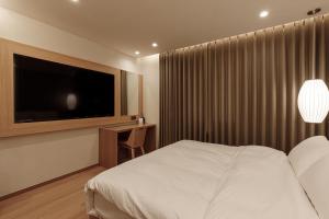 Aventa Hotel的电视和/或娱乐中心
