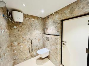 un bagno con wc e doccia di Shankar Bhavan By Vinayak Hotels a Brahmapur