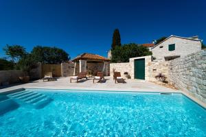 Bazén v ubytování Heritage Island Escape - Casa Bola- Boutique Retreat nebo v jeho okolí