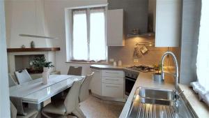 Kuchyň nebo kuchyňský kout v ubytování Fontana Oasis Apartments + 40 fotografií