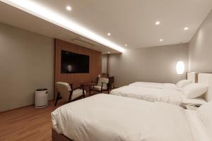 Aventa Hotel客房内的一张或多张床位