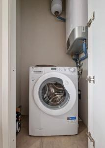 a washer and dryer sitting in a laundry room at Downtown Pavia, a stone's throw from the station and the center in Pavia
