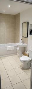 Un baño con inodoro, lavabo y bañera. en 4 Bedroom Home Tameside Greater Manchester Sleeps 8, en Mánchester