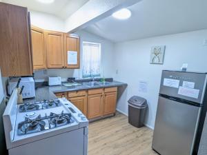 a kitchen with a stove and a refrigerator at Fox n Bear Cottages Big Bear in Big Bear Lake