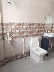 a bathroom with a toilet and a sink at Hare krishna apartment 2 in Vrindāvan