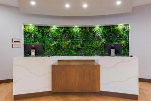 un ufficio con una parete verde e due monitor di Cambria Hotel Shelby Township - Detroit Utica a Shelby Altre 72 foto
