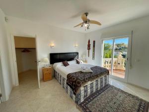 ベニタチェルにあるVilla Melissaのベッドと天井扇風機のある寝室