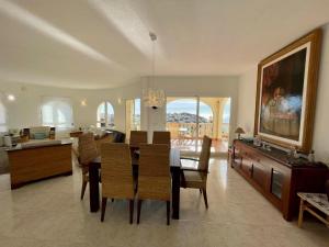 ベニタチェルにあるVilla Melissaのテーブルと椅子のあるダイニングルームとリビングルーム