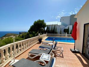 ベニタチェルにあるVilla Melissaのバルコニー(ラウンジチェア、スイミングプール付)