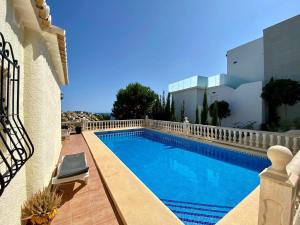 ベニタチェルにあるVilla Melissaの建物の前のプール
