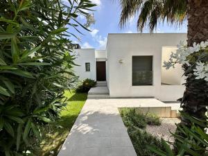 Casa blanca con patio con plantas en Villa Amanecer, en Benitachell