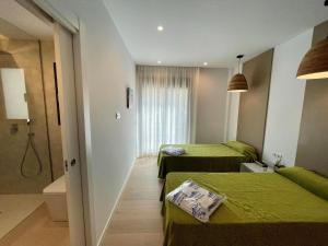 Una habitación de hotel con dos camas y un baño. en Villa Amanecer, en Benitachell 32 fotos más