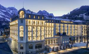 Nespecifikovaný výhled na hory nebo výhled na hory při pohledu z hotelu