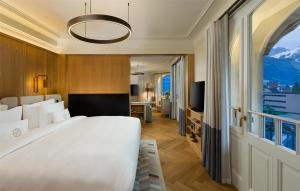 TV a/nebo společenská místnost v ubytování Kempinski Palace Engelberg