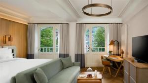 Postel nebo postele na pokoji v ubytování Kempinski Palace Engelberg