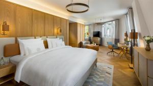 Postel nebo postele na pokoji v ubytování Kempinski Palace Engelberg