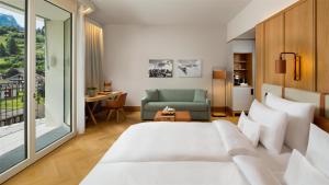 Postel nebo postele na pokoji v ubytování Kempinski Palace Engelberg