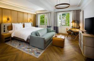 Postel nebo postele na pokoji v ubytování Kempinski Palace Engelberg