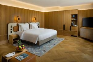 een hotelkamer met een bed en een televisie bij Kempinski Palace Engelberg in Engelberg