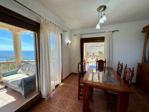 ベニタチェルにあるVilla Karinaのダイニングルーム(テーブル付)が備わり、海の景色を望めます。