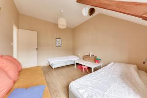 une chambre avec deux lits et une table dans l'établissement Maison pour 6 adultes - 2 enfants avec jardin, à Saint-Gildas-de-Rhuys