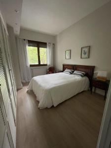 En eller flere senge i et værelse på Park view beautiful apartment Bilbao