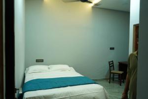 a bedroom with a bed in a room at Babu's Residency WHERE PREMIUM MEETS COST in Tiruvannāmalai