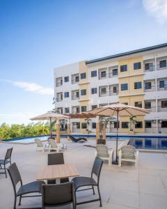 Bazén v ubytování Panglao Vista Suites by SMS Hospitality nebo v jeho okolí