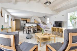 a living room with chairs and a table at 500 m de la plage - Maison pour 6 - Terrasse in LʼÉpine