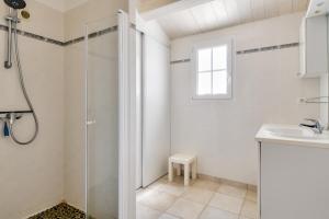 a bathroom with a shower and a sink at 500 m de la plage - Maison pour 6 - Terrasse in LʼÉpine +10 photos