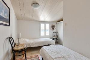 a bedroom with two beds and a table and two chairs at 500 m de la plage - Maison pour 6 - Terrasse in LʼÉpine