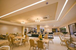 Panglao Vista Suites by SMS Hospitality في داويس: مطعم مع طاولات وكراسي وبار