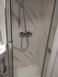 Un baño con ducha con puerta de cristal. en 98 Board street, en Moffat