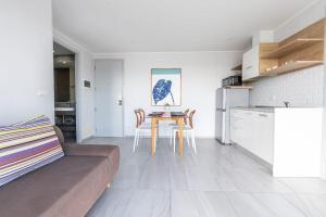 Η κουζίνα ή μικρή κουζίνα στο Sleek 2 Bed Apt T2-818