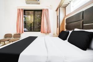 Postel nebo postele na pokoji v ubytování Super Hotel O Nashik