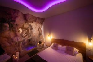 Postel nebo postele na pokoji v ubytování Kira suite and rooms + 37 fotografií