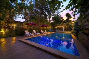 Bazén v ubytování Fantastic Resort in close Location to Town - BS88 nebo v jeho okolí