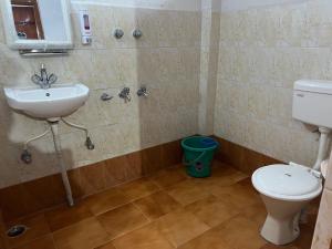 un baño con inodoro y lavabo en Bir Hotel by Aaroh, en Bīr 13 fotos más