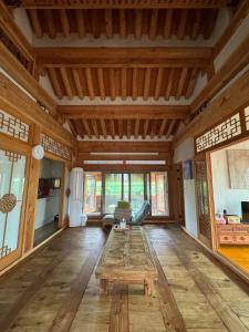 TV a/nebo společenská místnost v ubytování Hanok Stay - JukRokJungSa