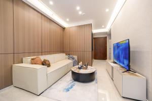TV a/nebo společenská místnost v ubytování Xi Ke Executive Apartment - Shenzhen Futian Exhibition Center