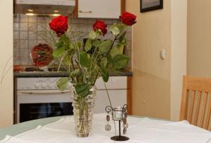 a vase filled with red roses on a table at Siebensteinkopf in Spiegelau