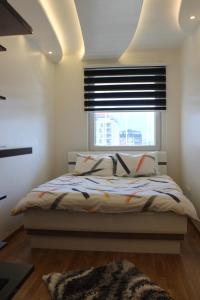 サラエボにあるLuxury Apartment Jennyのベッドと窓のある寝室