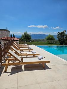 Bazén v ubytování Macedonium Luxury Villa with big pool & Jakuzzi nebo v jeho okolí