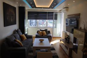 サラエボにあるLuxury Apartment Jennyのソファとテーブルのあるリビングルーム