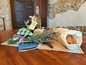 ein Tisch mit einer Tüte Brot und einer Flasche Wein in der Unterkunft Ferienhaus für 10 Personen in Penna San Giovanni, Marken Provinz Macerata in Penna San Giovanni